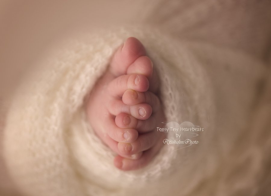 nyfødt baby fødder fotograferet tæt på af fotograf Teeny Tiny Heartbeats