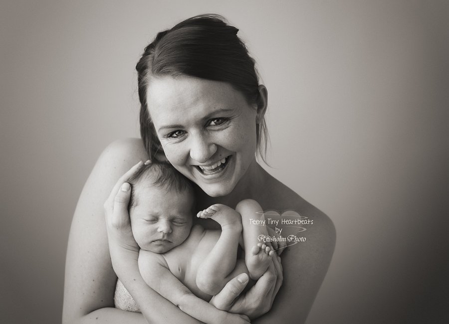 billede af mor der holder nyfødt og griner i sort hvid