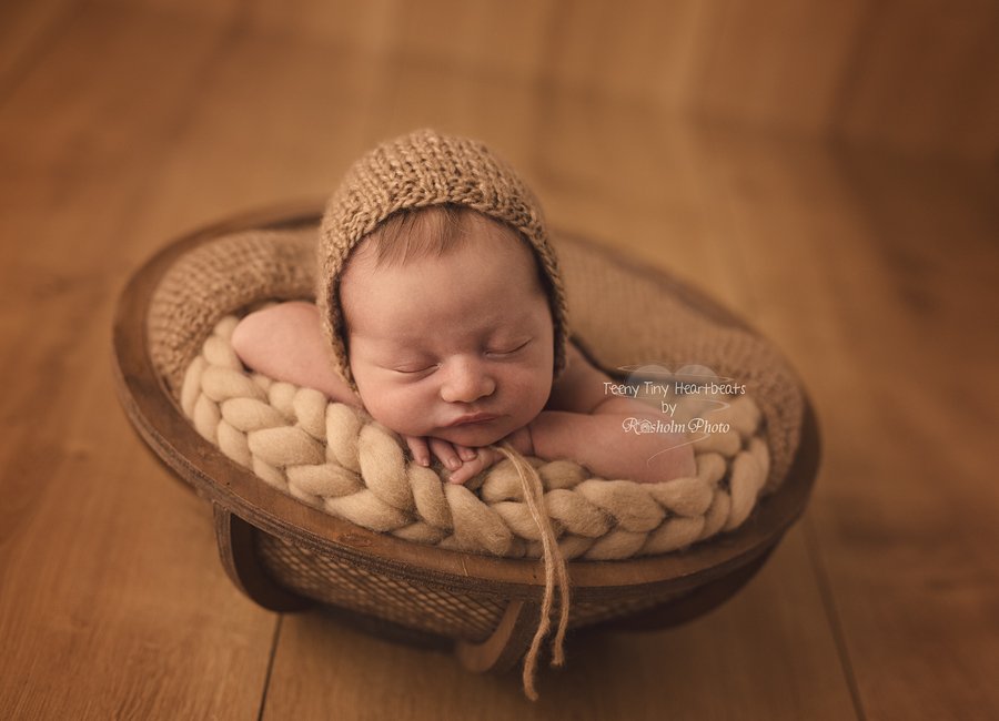 sovende newborn billede i trådkasse med brun hue og tæppe