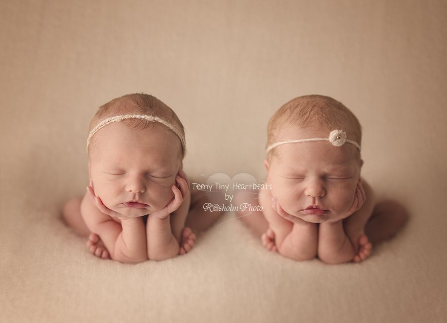 billede af newborn tvillinger poseret på hvidt tæppe