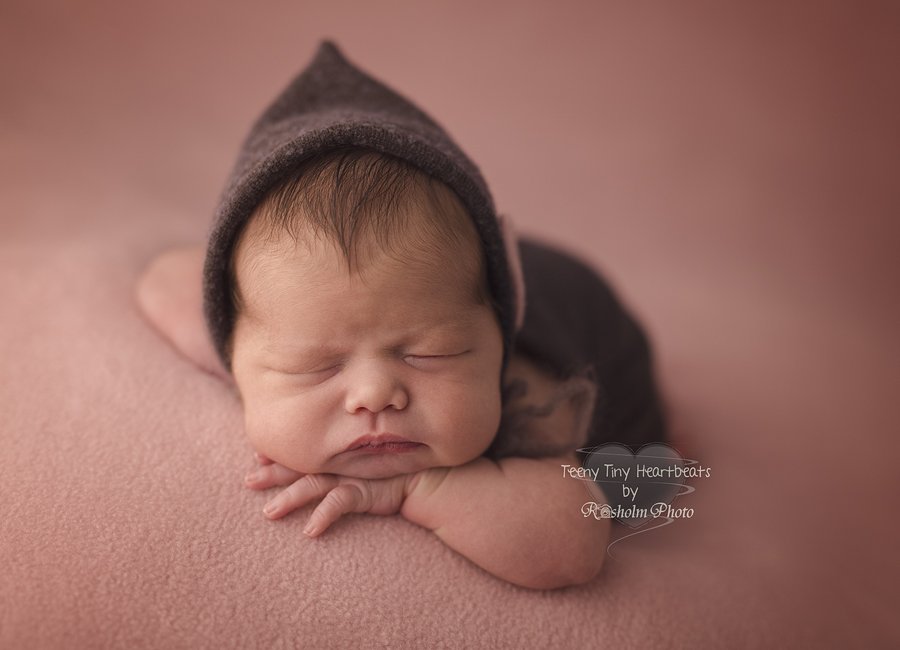 Nyfødt pige foto på lyserødt tæppe forfra hos fotograf Teeny Tiny Heartbeats