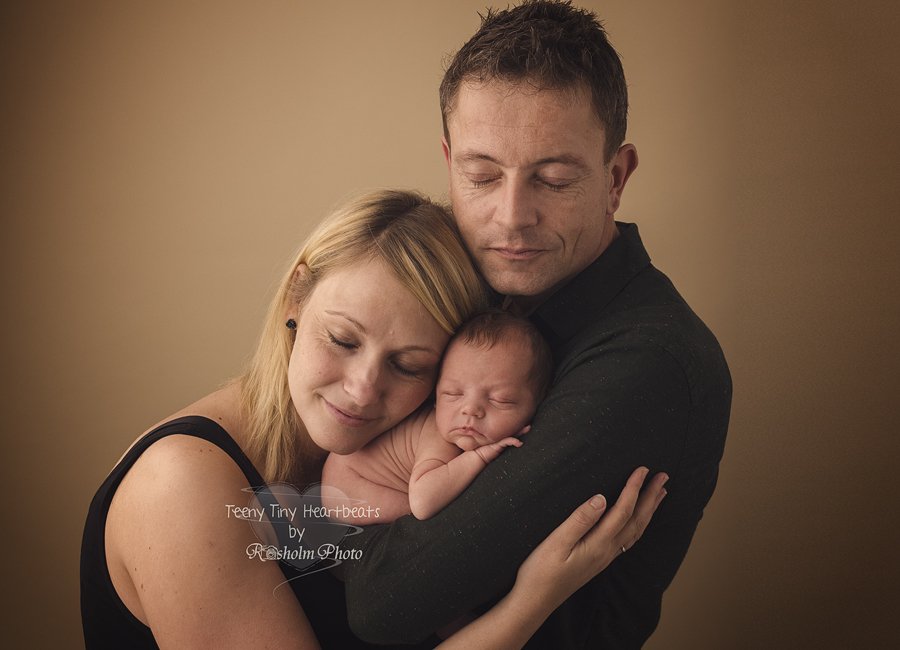 familiebillede med nyfødt og forældre med lukkede øjne