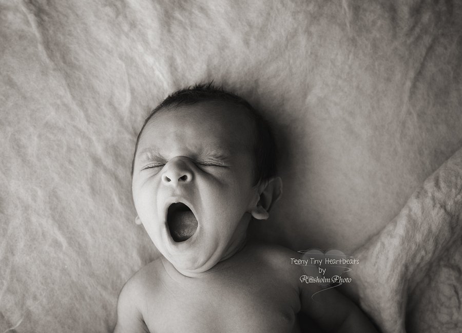 billede i sort hvid af gabende nyfødt dreng