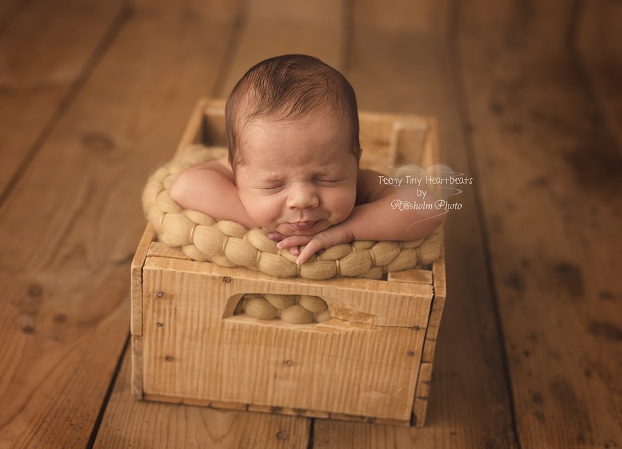 nyfødt sovende i træ kasse