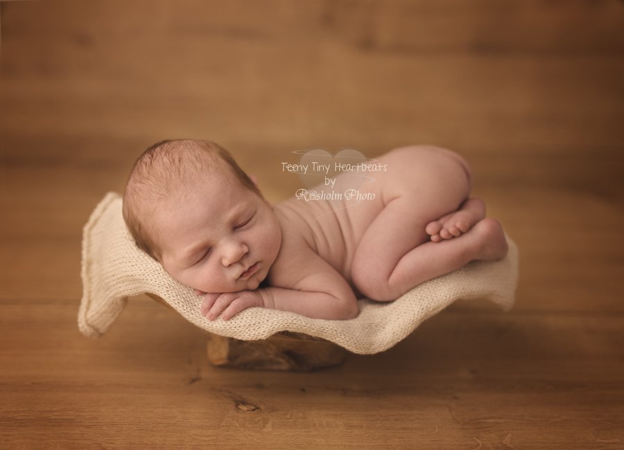 spædbarn fotograferet sovende på træstub hos fotograf Teeny Tiny Heartbeats