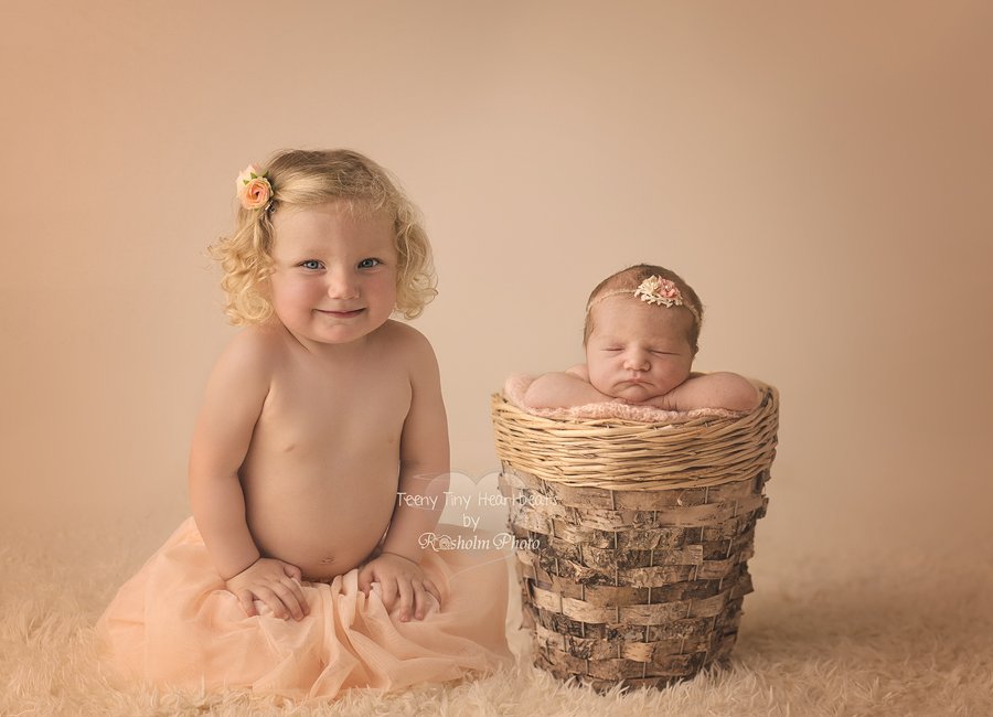 søskende billede med nyfødt pige i kurv og storesøster i strutskørt